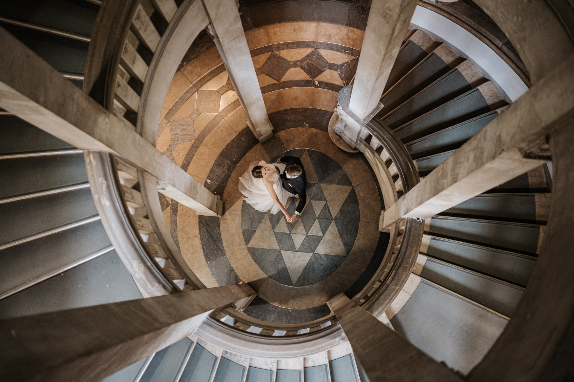 Brautpaar auf der Wendeltreppe im Neuen Rathaus Hannover aus der Vogelperspektive