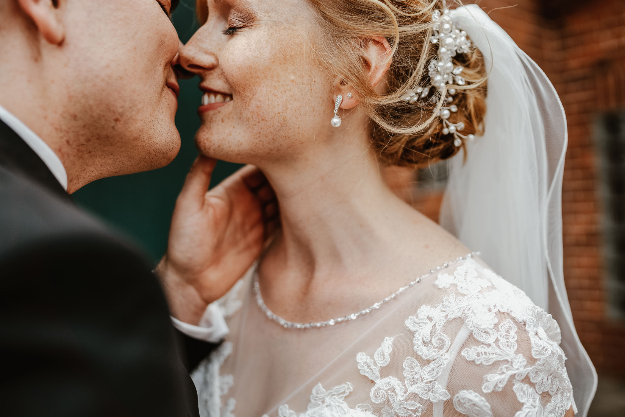 Brautpaar kurz vor dem Kuss bei seiner Hochzeit in Heemsen