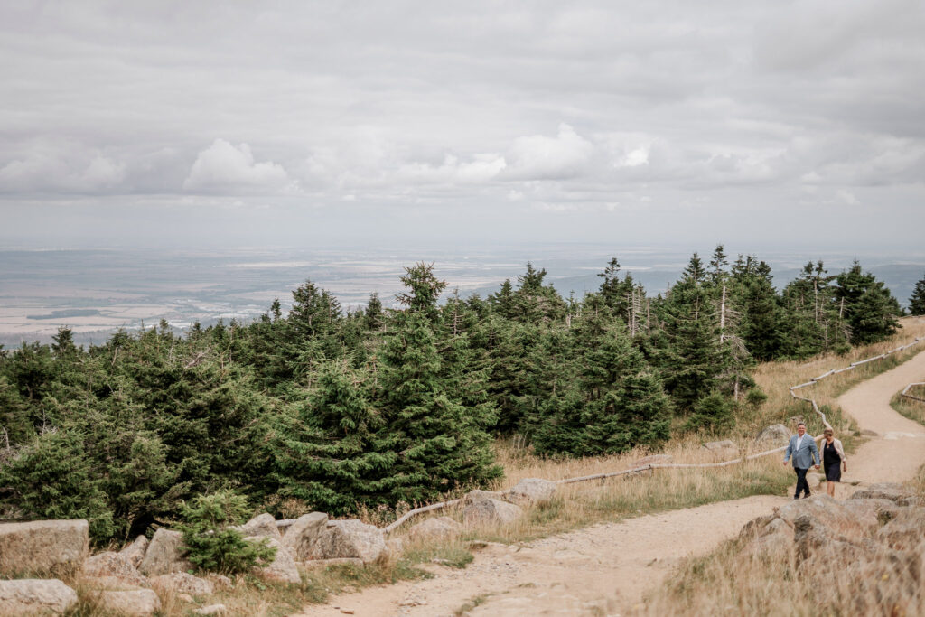 Brautpaar bei seiner Hochzeit auf dem Brocken im Harz
