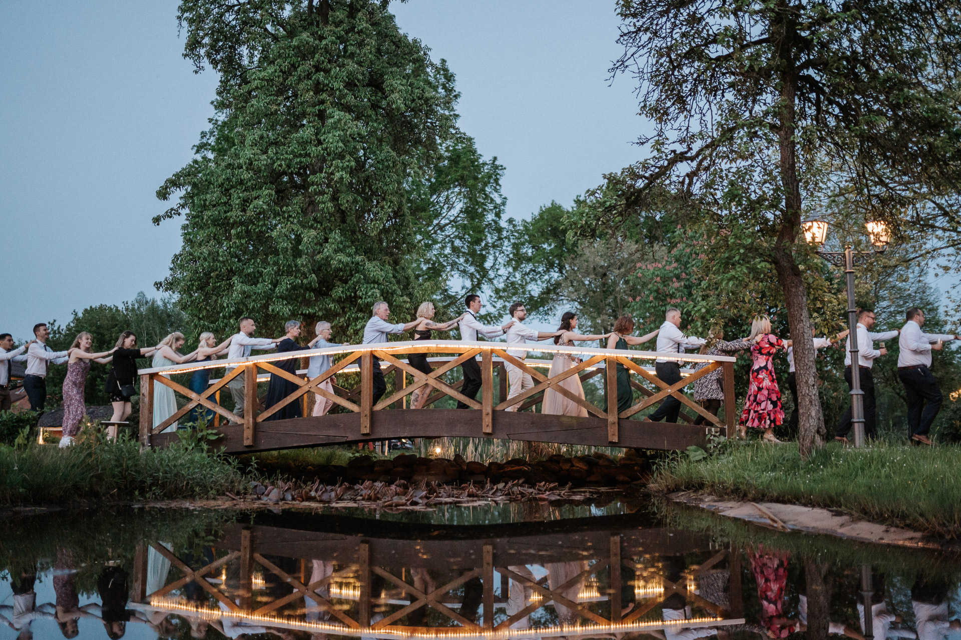 Hochzeit Polonaise auf der Brücke Forellenhof Walsrode